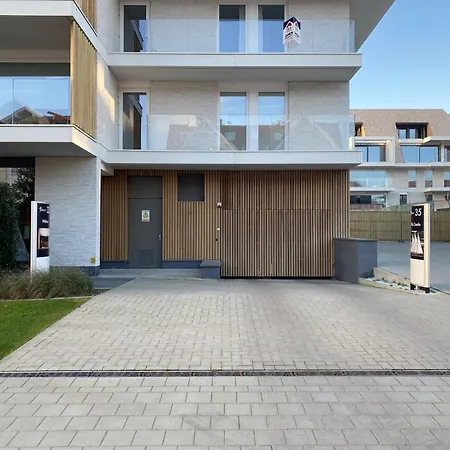 In Koksijde Near Ter Hille Golf, Cleaning Included Apartmán